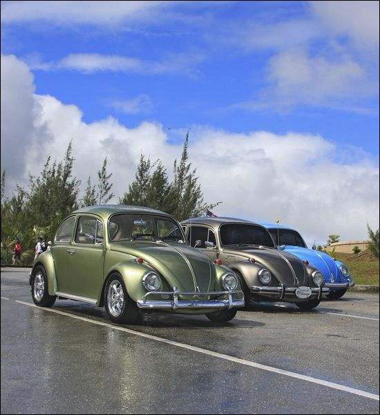 Odrestaurowane na Filipinach klasyczne Volkswageny, od lewej, Lloyda Bakera, Jerome'a Susima and Jose'go Cabarlesa