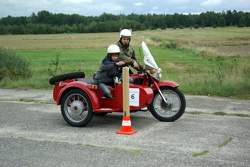 Motocykl w slalomie na Lost Highway